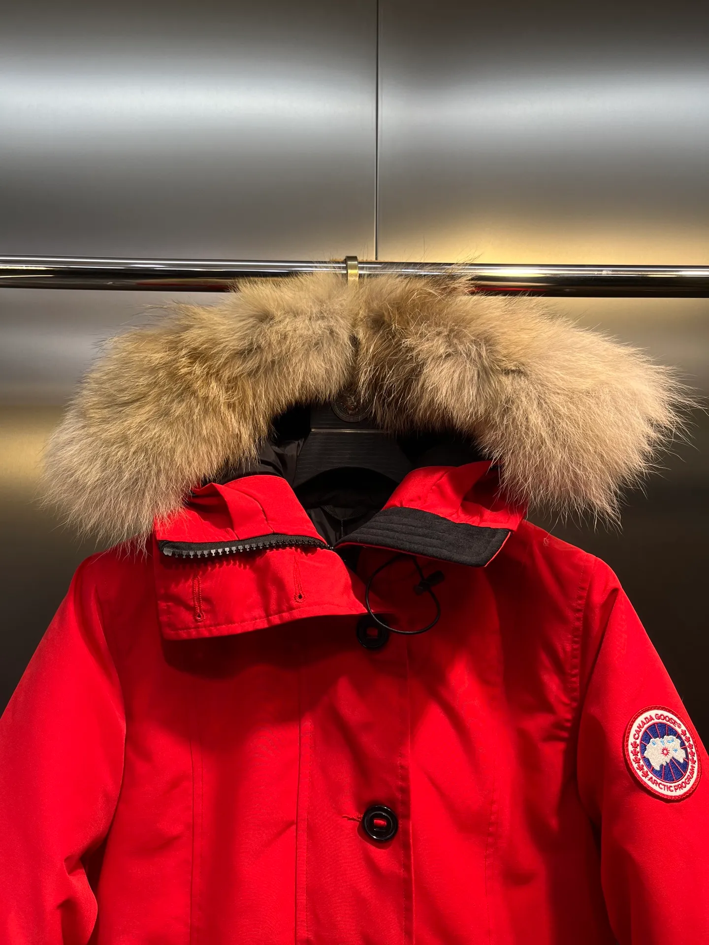 P860 Canada goose/Canada Goose 05 model 2580LA CANADA GOOSE/Canada Goose Rossclair parka women's down jacket, authentic original clothing molding, all accessories are custom-made from the original factory. This model is very unique. The zipper at the back can be opened to change into a dovetail style, with diagonal pockets and a layer of hidden pockets underneath. The official website has become a popular model. The softness and hardness of the fabric are compared with the genuine ones. It can be restored by kneading at will (fabric misunderstanding: fabrics with high hardness are not waterproof. Only those who buy the latest genuine version this year will notice the softness and comfort of the fabrics). The down is synchronized with the genuine white duck down. It is fluffy and not lumpy. The electronically controlled down charging machine is used to fill the zippers with customized genuine YKK zippers. High hardness and no lag. The fur collar is purchased from the same manufacturer as Wolf Hair. (Cooperative factory 2019 Canadian wolf skin auction and Big Goose official auction of wolf skin fur collars on the same site) All workmanship and wiring are controlled by workers with more than ten years of service. They must be horizontal and vertical, and are not crooked. The density of the inner wiring is more exquisite. Compare at will. Big goose label, collar label, washed label, hang tag, zipper rope, pocket label, back label, collar velvet, Velcro fasteners, all details of the cuffs are updated simultaneously with the original product, the best version, and the most complete color matching. The fighter in World 05 battles various world goods. Size: XS-XL